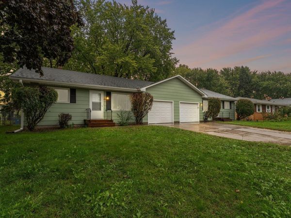 441 Skillman Avenue E, Maplewood, MN 55117