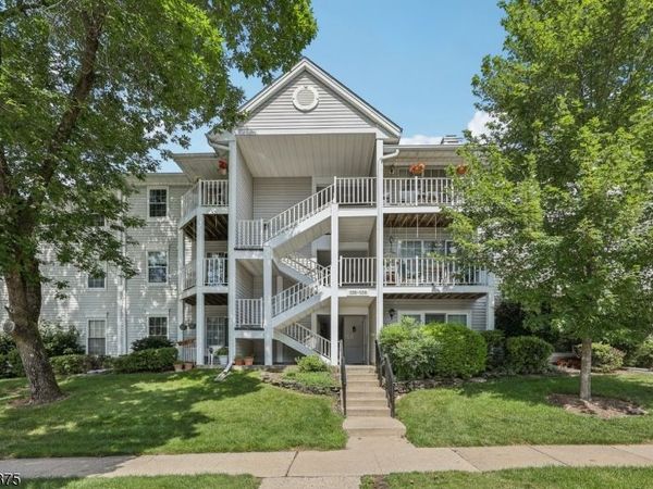530 Holly Ct, Mahwah, NJ 07430