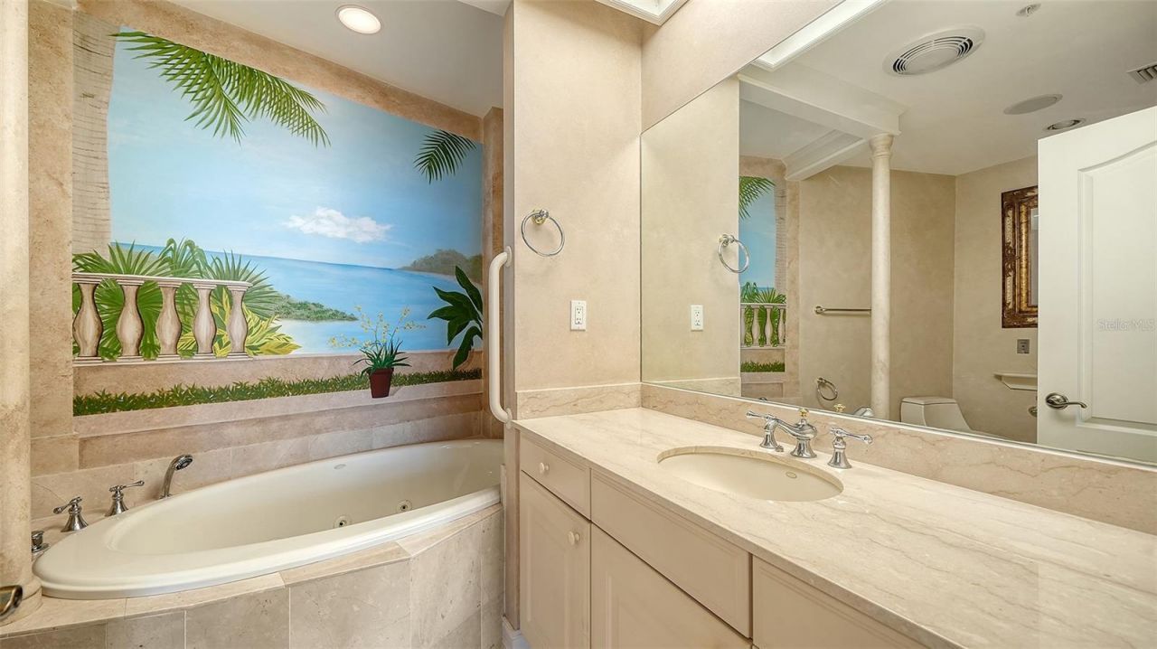 1233 N Gulfstream Avenue, Unit 1404, Sarasota, FL 34236 Photo
