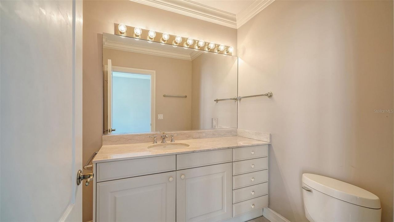 1233 N Gulfstream Avenue, Unit 1404, Sarasota, FL 34236 Photo