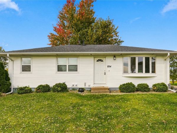 824 29th St NW , Cedar Rapids, IA 52405