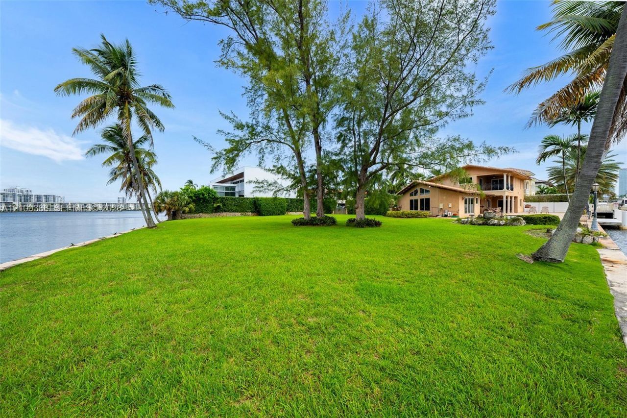 3224 NE 167th St, North Miami Beach, FL 33160 Photo