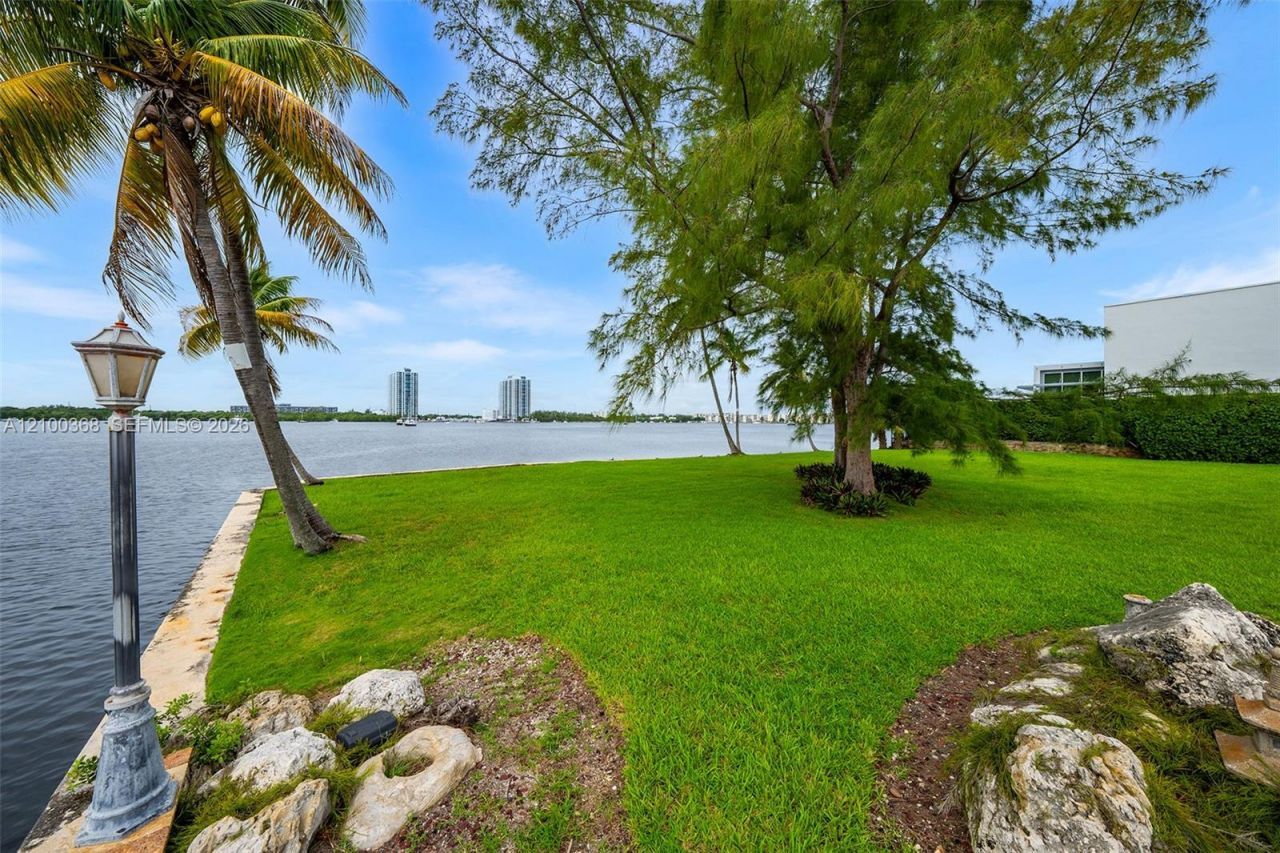 3224 NE 167th St, North Miami Beach, FL 33160 Photo