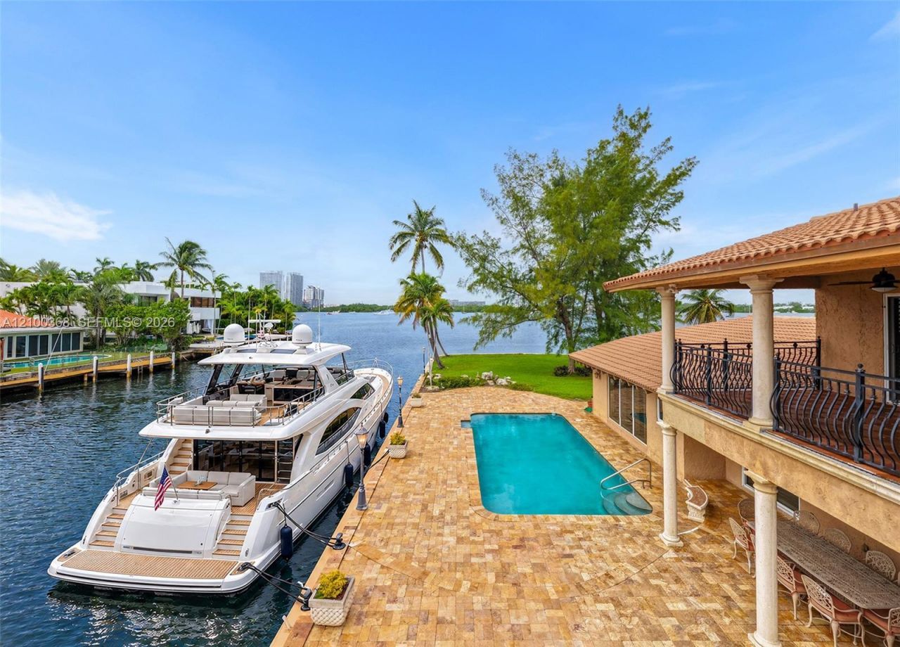 3224 NE 167th St, North Miami Beach, FL 33160 Photo