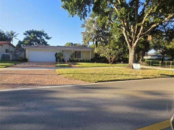 6325 Miami Lakeway , Miami Lakes, FL 33014
