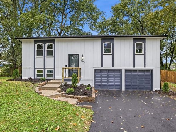 909 S Montclaire Drive, Olathe, KS 66061