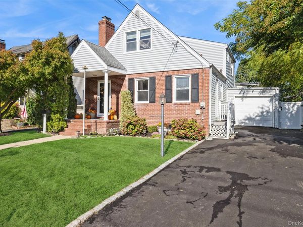 35 Annette Avenue , Merrick, NY 11566