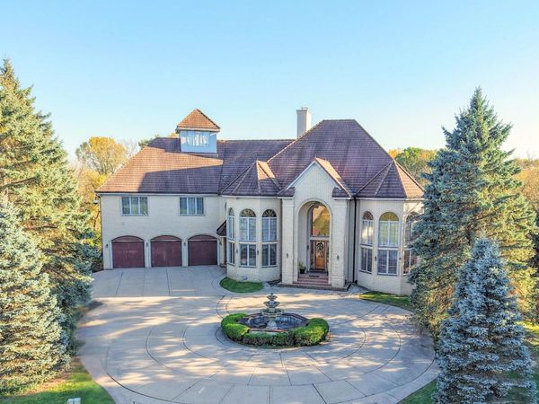 N78W13031 Country Club Ct, Menomonee Falls, WI 53051