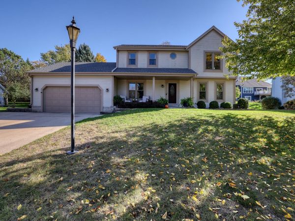 444 Cheshire Ln, Pewaukee, WI 53072