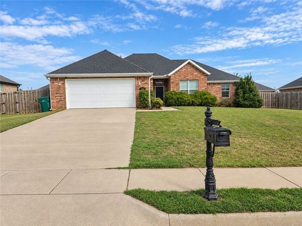 456 La Riata Street , Farmington, AR 72730