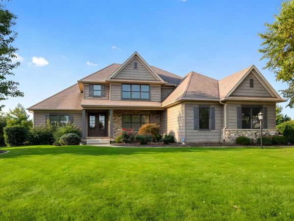 3934 Grayhawk Court , Bettendorf, IA 52722