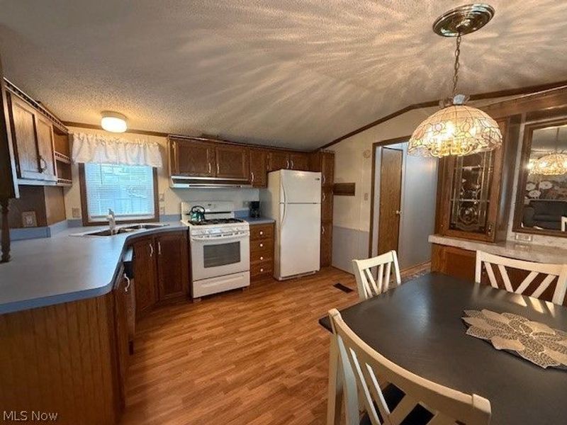 450 Whispering Pines Drive NW, Warren, OH 44481 Photo 8