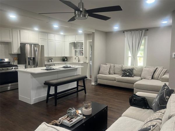 1021 E Russell Avenue , Carrollton, TX 75006