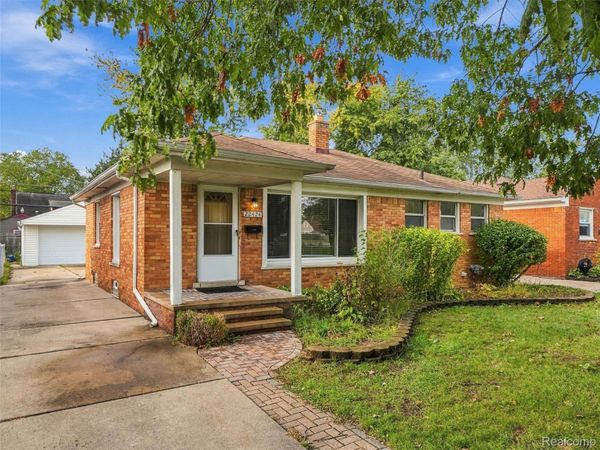 22424 Trombly Street , St Clair Shores, Mi 48080