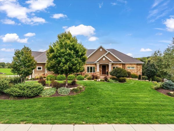 11 Pebble Creek Drive , Le Claire, IA 52753