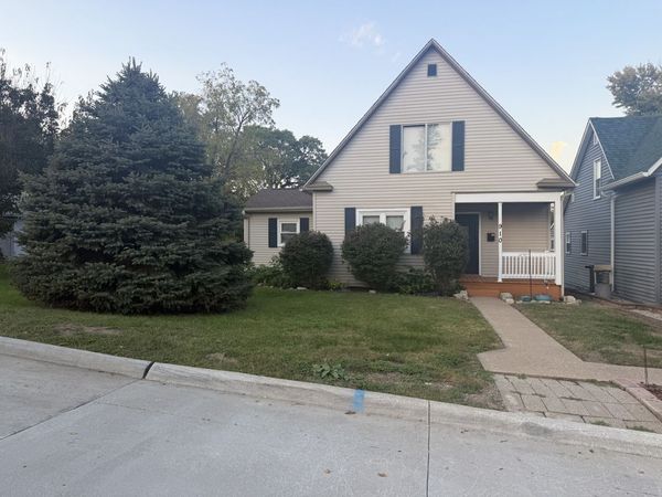 910 E Pleasant Street , Davenport, IA 52803