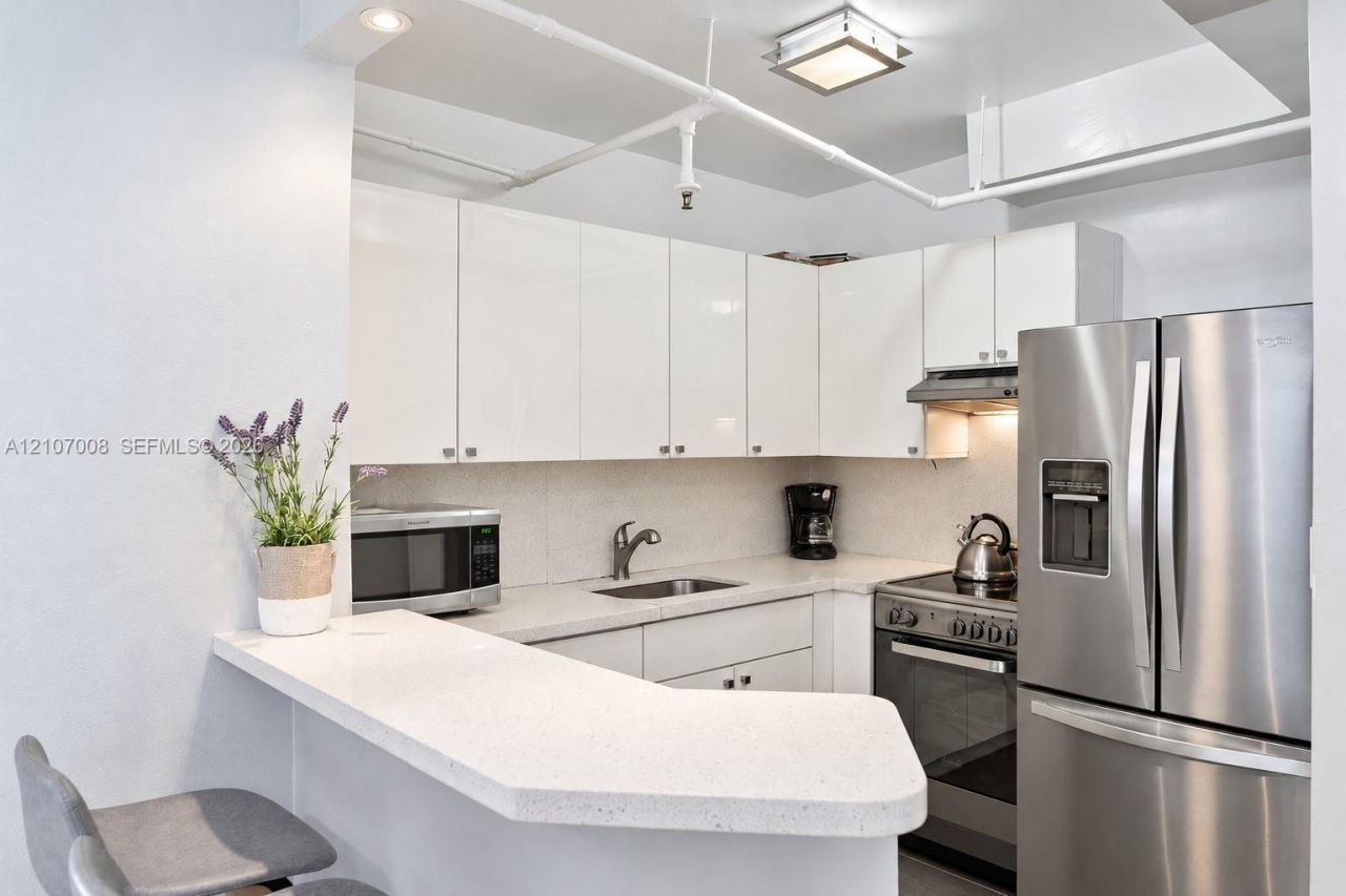 3030 Collins Ave , Unit 2H, Miami Beach, FL 33140 Photo