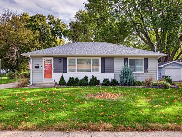 909 12th Street , West Des Moines, IA 50265