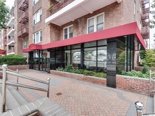225 First Street , Unit 4M, Mineola, NY 11501