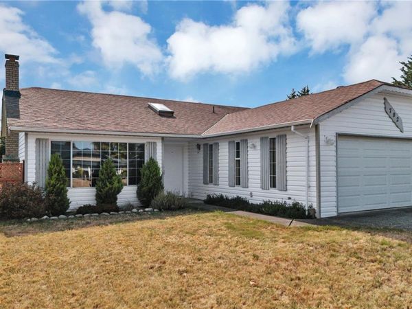 702 Forsyth Ave , Parksville, BC V9P 1E7