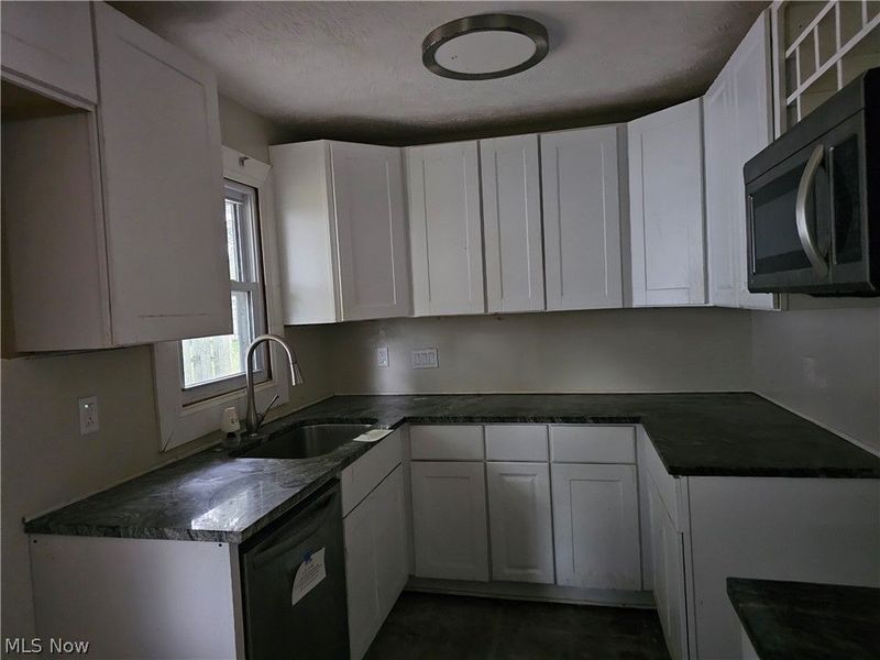 925 West Drive, Sheffield, OH 44054 Photo 3