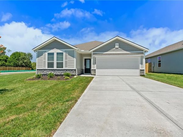 4012 NE Apple Grove Drive, Lee's Summit, MO 64064