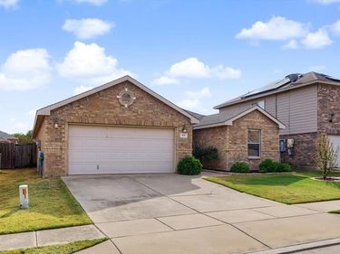 821 Green Heath Avenue, Fort Worth, TX 76120