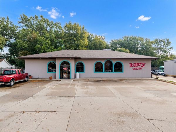 3111 Devils Glen Road , Bettendorf, IA 52722