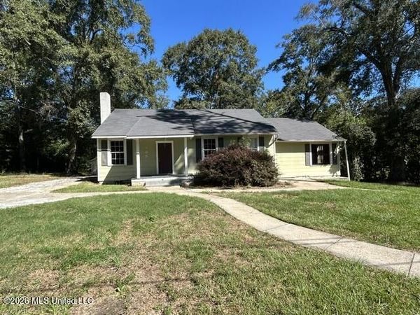 906 W New York Avenue, McComb, MS 39648