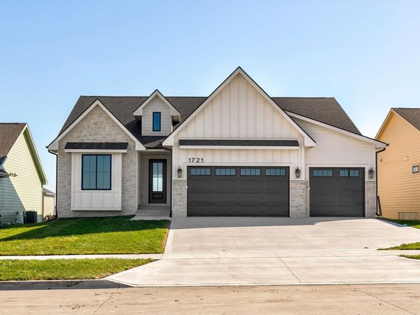 1721 SW Sunset Court , Grimes, IA 50111