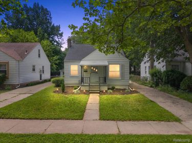 2155 E 8 Mile Road, Grosse Pointe Woods, Mi 48236