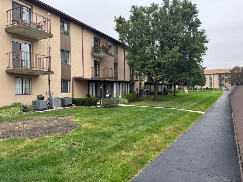 5885 Beechcroft Road, Unit 218, Columbus, OH 43229 Photo 3