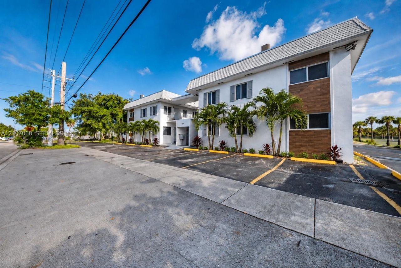 1960 NE 161st St, Unit 104, North Miami Beach, FL 33162 Photo