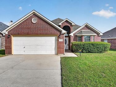 1113 Manhassett Court , Fort Worth, TX 76140