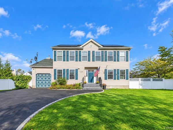 1050 N Broome Avenue , Lindenhurst, NY 11757