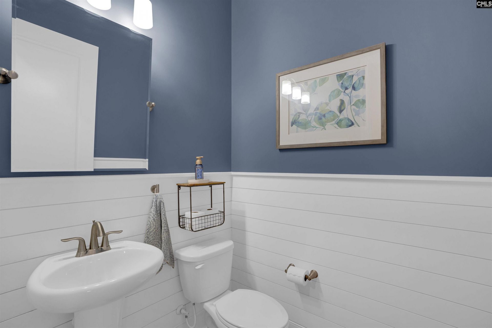 70 Wynterhall Court  Photo 33