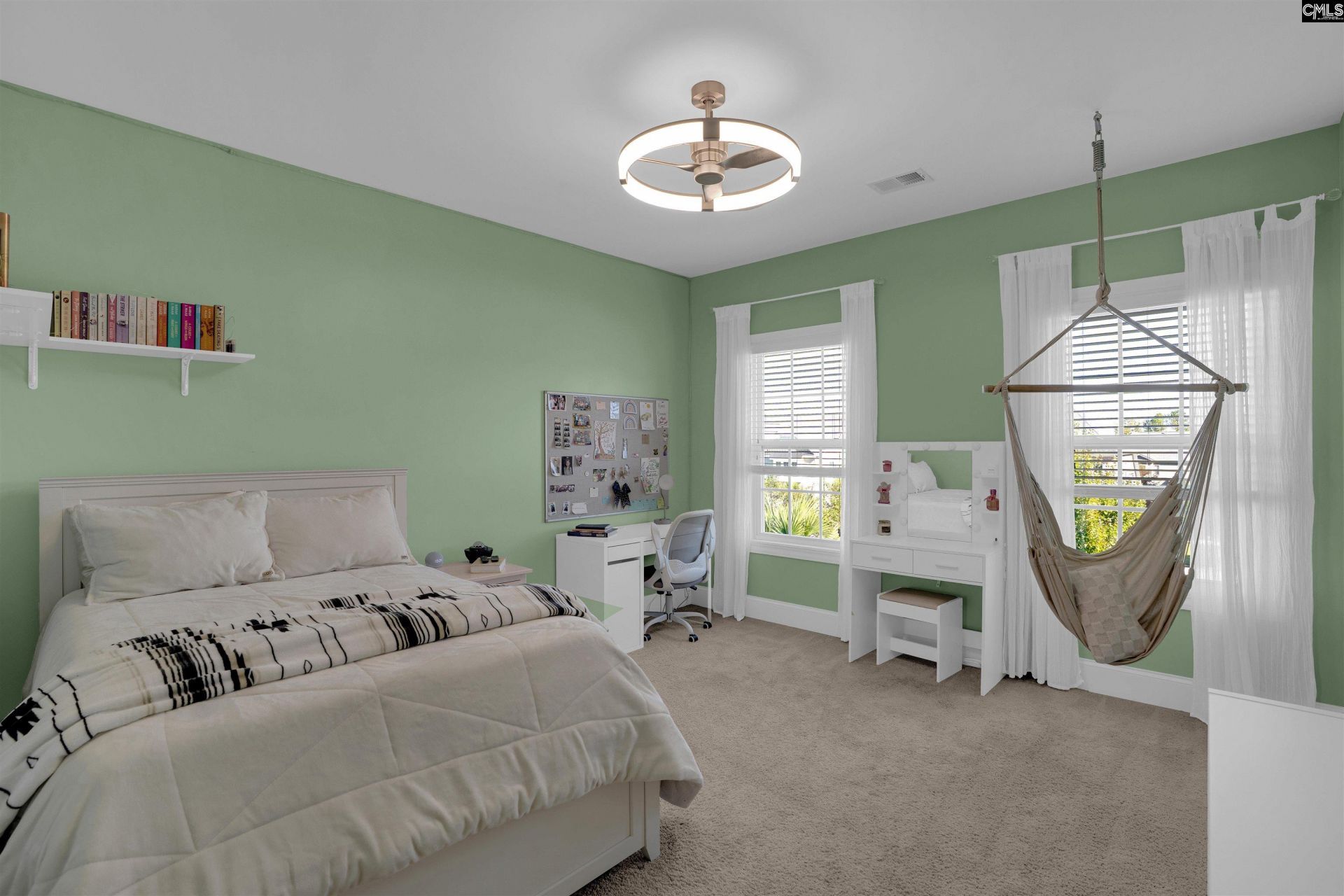 70 Wynterhall Court  Photo 44
