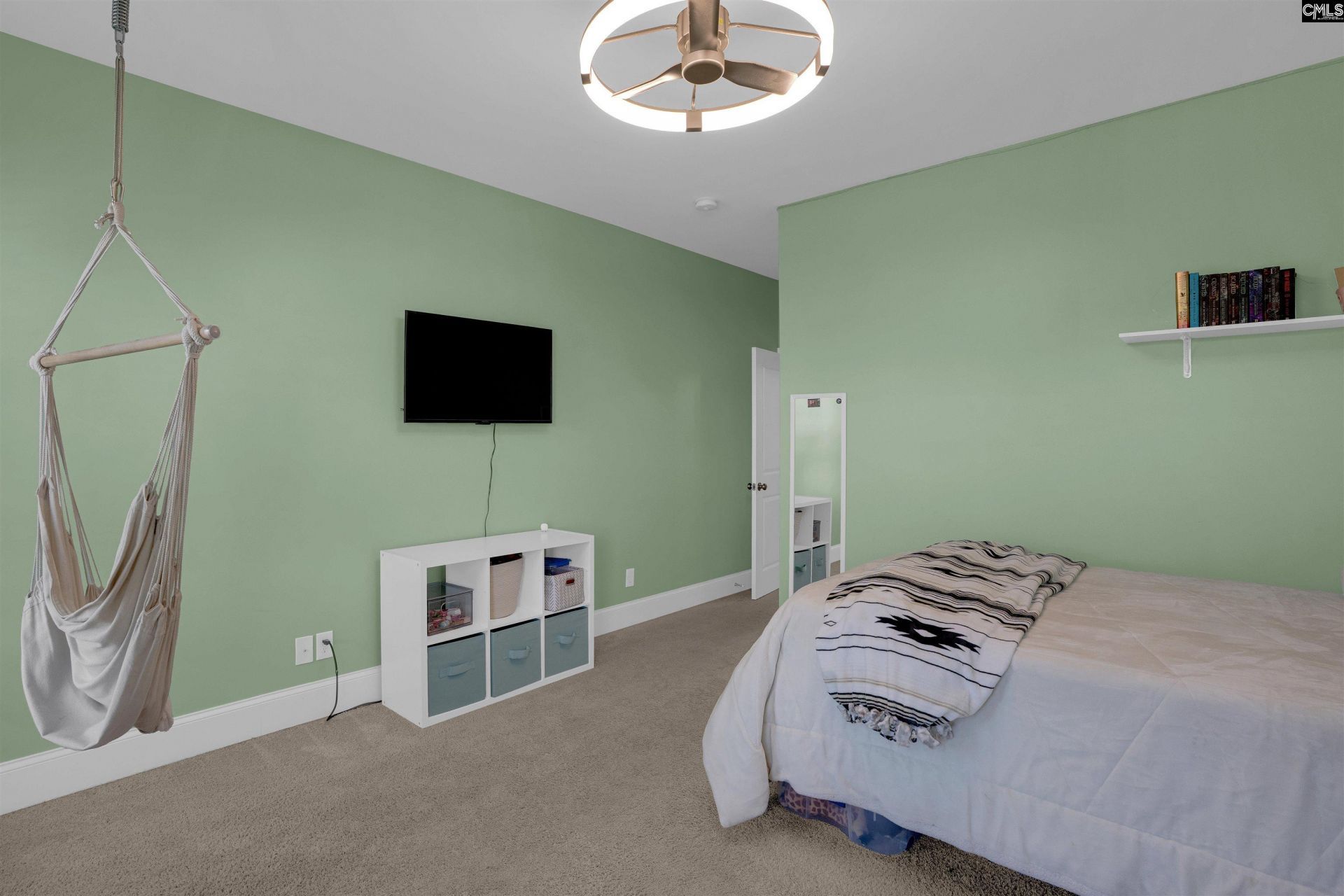 70 Wynterhall Court  Photo 45