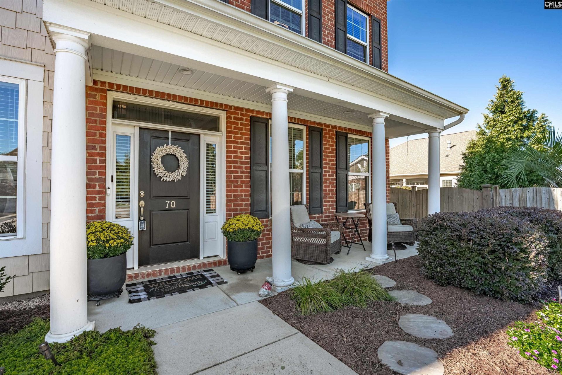 70 Wynterhall Court  Photo 5