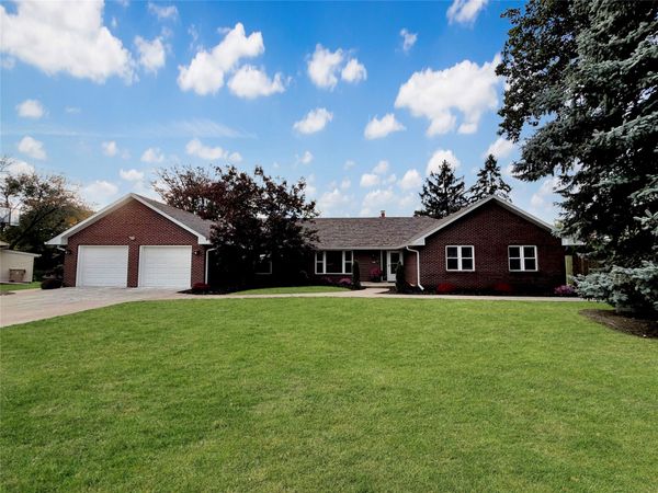 4221 Park Hill Circle , Urbandale, IA 50322