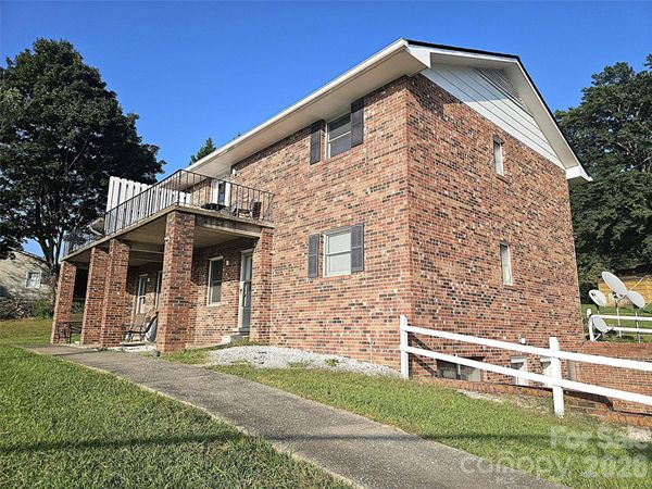 1906 Old Spartanburg Road , Hendersonville, NC 28792