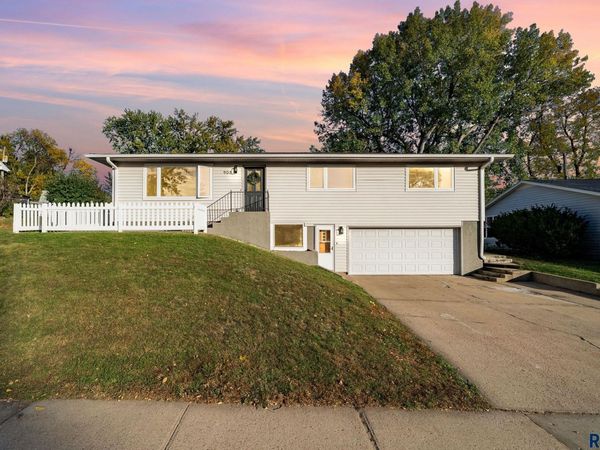 908 S Paulton Ave, Sioux Falls, SD 57103