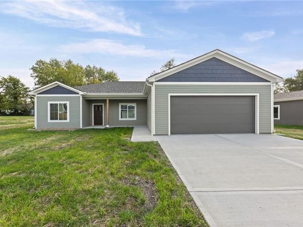 915 5th Street Terrace, Osawatomie, KS 66064