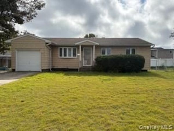 35 Circle Lane , Bay Shore, NY 11706