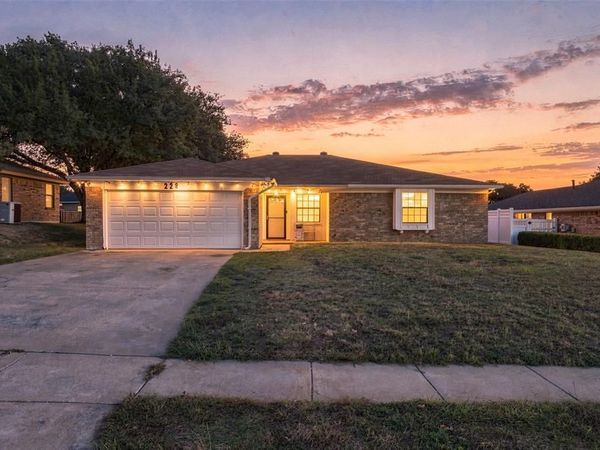 228 Meadowhill Drive, Benbrook, TX 76126