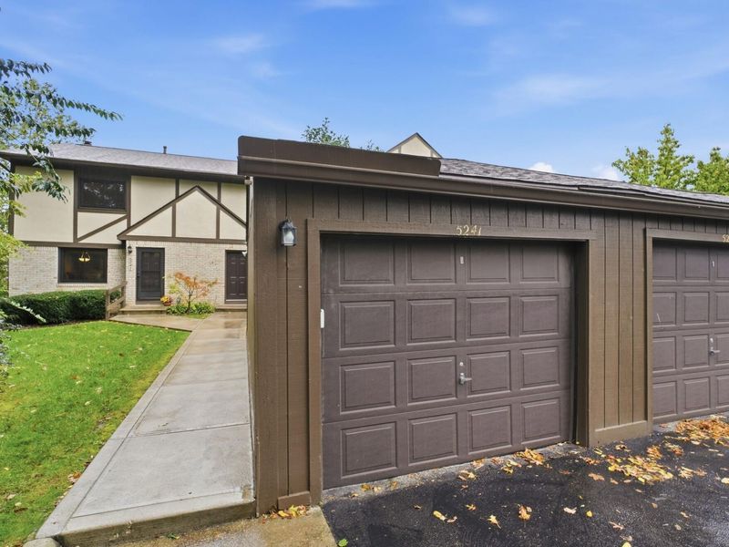5241 Wood Run Boulevard, Unit 85, Columbus, OH 43220 Photo 2
