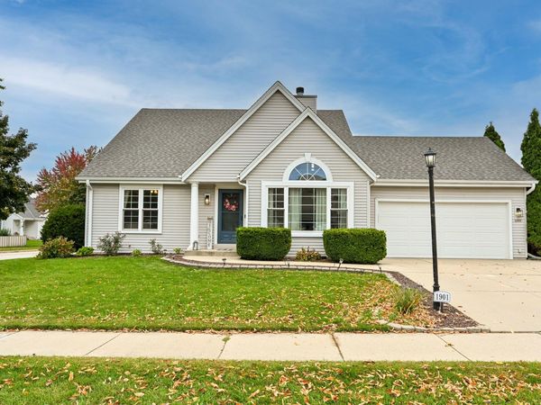 1901 Penhurst Way, Waukesha, WI 53186