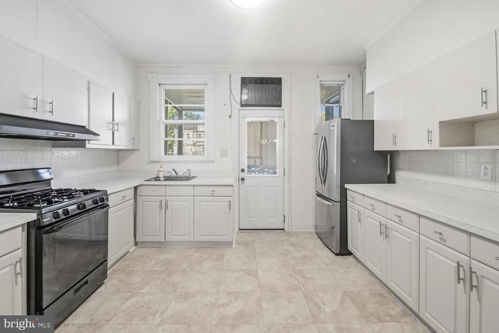 110 S Collins Avenue S, Baltimore, MD 21229 Main Photo