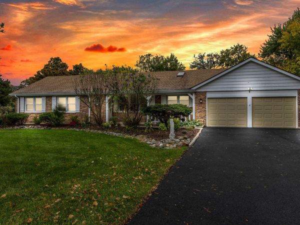 6 Lagoon Drive, Hawthorn Woods, IL 60047