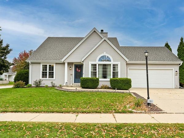 1901 Penhurst WAY, Waukesha, WI 53186
